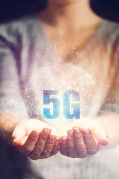 5G-Symbol in den Händen der Frau gehalten.