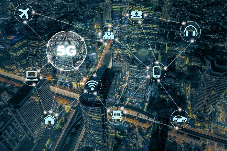 Foto 5g, tecnologia, com, vário, ícone, internet, de, coisa, sobre topo, vista, de, modernos, predios, com, engarrafamento