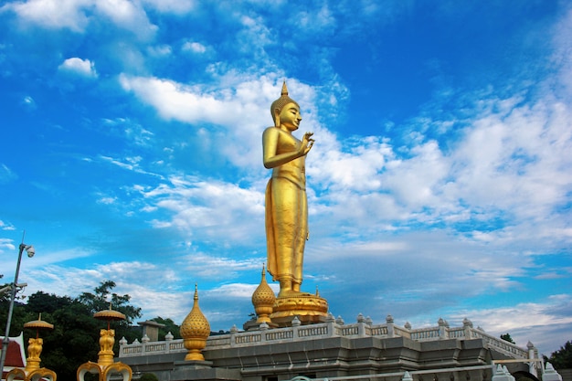 6 de julho de 2018. Uma grande imagem de Buda sob o céu.