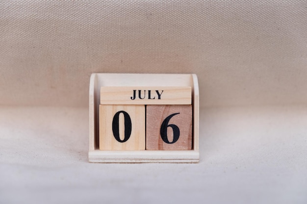 6 de julho imagem de 6 de julho calendário colorido de madeira em pano branco fundo espaço vazio para texto