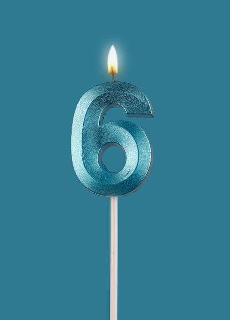 6 velas de número de aniversário com luz isolada em fundo branco