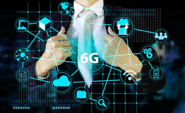 6G Business Future Technology zur Weiterentwicklung der GeschäftsweltGeschäftsmann nutzt die Vorteile der 6G-Technologie, um die Kommunikation und Produktivität zu verbessern