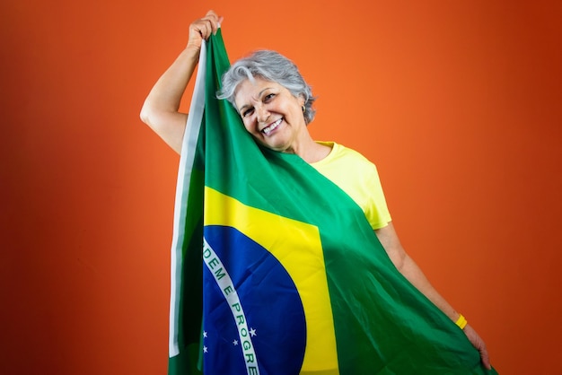 7 de setembro dia da independência do Brasil mulher madura com lebre cinzenta segurando a bandeira do Brasil