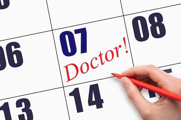 7º día del mes Texto escrito a mano DOCTOR en la fecha del calendario