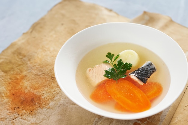 7 Elegante plato blanco de sopa de pescado