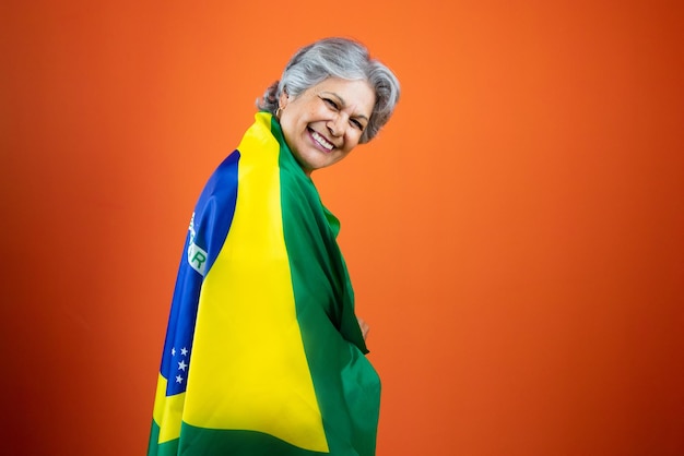 7 de septiembre Día de la Independencia de Brasil Mujer madura con liebre gris sosteniendo la bandera de Brasil