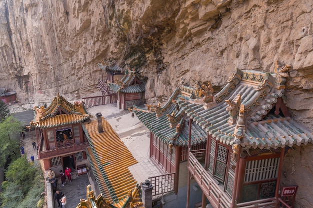 7102021 DATONG CHINA Montanha Heng Shan com Templo Suspendido Xuankong Si ao dia Close up dentro do quintal do templo