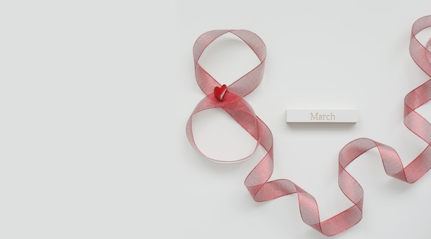 8 de março, cartão do dia internacional da mulher com fita vermelha em fundo branco, lugar para texto