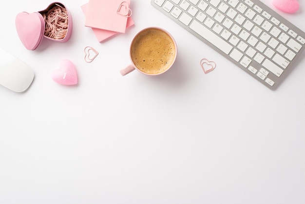 8 de março conceito Foto de vista superior da estação de trabalho teclado rosa nota adesiva papel em forma de coração velas clips organizador e xícara de café espumoso em fundo branco isolado com espaço em branco