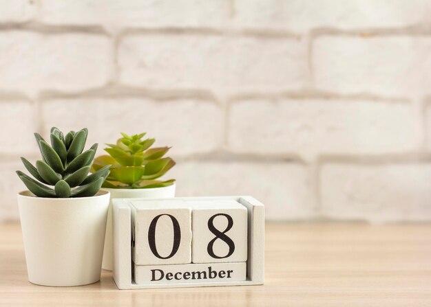 8 de diciembre en el calendario de madera. Día de invierno, espacio vacío para texto. Calendario de diciembre sobre un fondo claro.