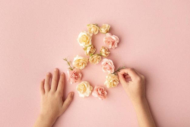 8. März Happy Womens Day Ein Kind macht eine Postkarte für seine Mutter aus Blumen