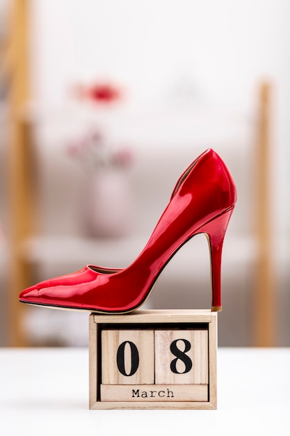 8. März Schriftzug mit roten High Heels