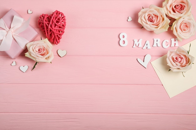 8 de marzo decoraciones de color rosa, flores y regalos sobre fondo rosa