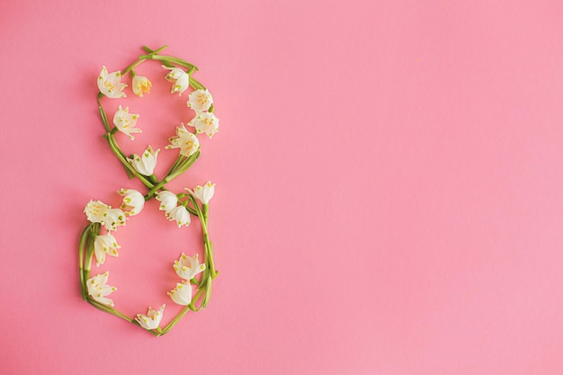 8 número feito de flores da primavera em papel rosa plano dia internacional da mulher