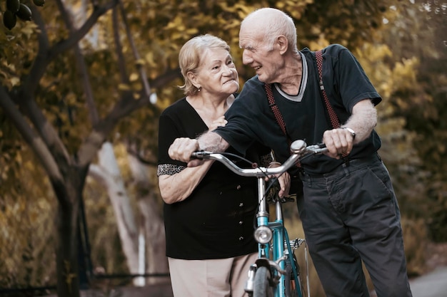 80 Jahre altes Seniorenpaar, das im Sommer zusammen spaziert