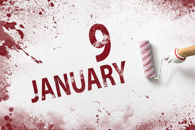 9 de janeiro Dia 9 do mês Data do calendário A mão segura um rolo com tinta vermelha e escreve