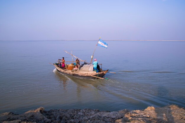 9 de diciembre de 2022 Barco de pesca tradicional en el río Padma Bangladesh