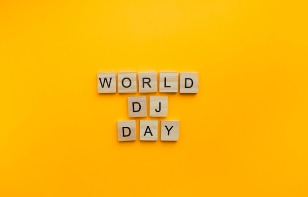 El 9 de marzo, Día Mundial del DJ, una pancarta minimalista con una inscripción en letras de madera.