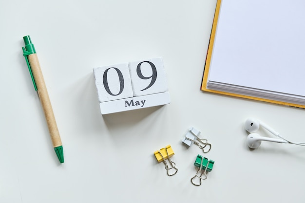 9 noveno mes de mayo concepto de calendario en bloques de madera.