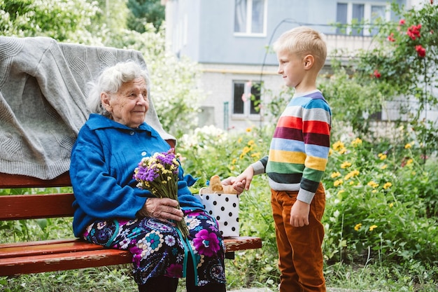 90 años de edad bisabuela abuela con nieto juntos nieto abraza a su