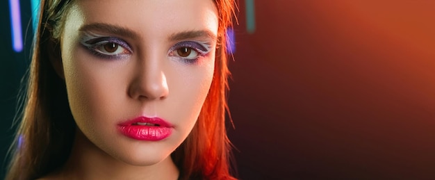 90er Gesicht Retro Make-up Neonlicht Teen Girl Model