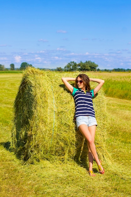 Ã Â¡oquette chica en el campo soleado.