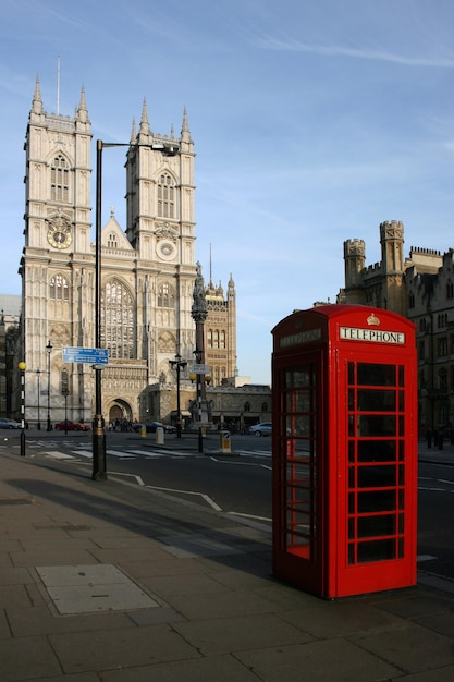 A Abadia de Westminster, juntamente com a tradicional cabine telefônica vermelha, são algumas das características icônicas de Londres