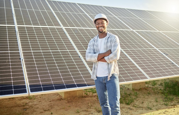 A agricultura é um tiro de chamada de um jovem em frente ao painel solar em uma fazenda