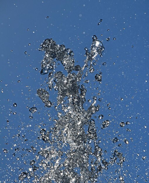 Foto a água a espalhar-se contra o céu azul