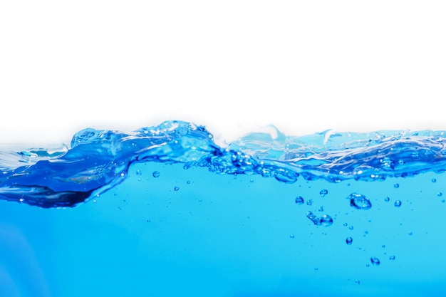 Foto a água azul espirra a forma próxima acima com o espaço da cópia isolado.