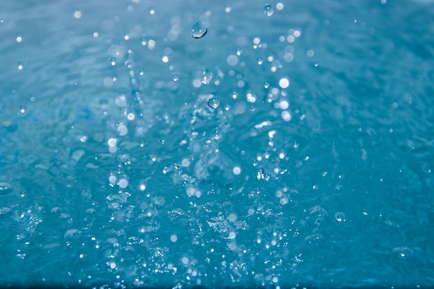 Foto a água azul parece fresca com bolhas e água