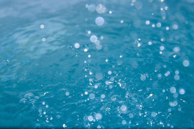 Foto a água azul parece fresca com bolhas e água