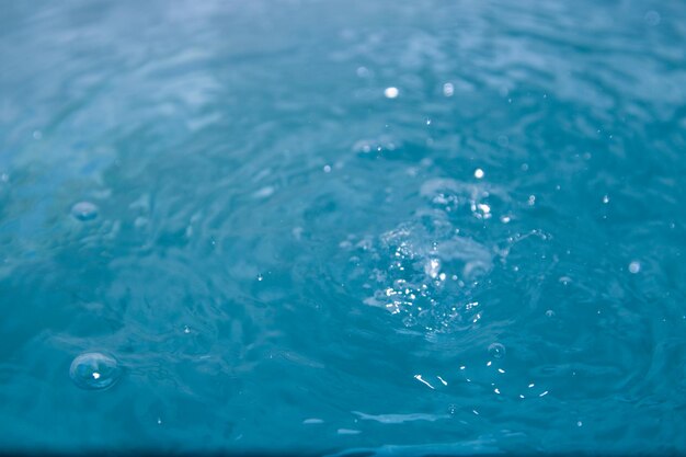 A água azul parece fresca com bolhas e água