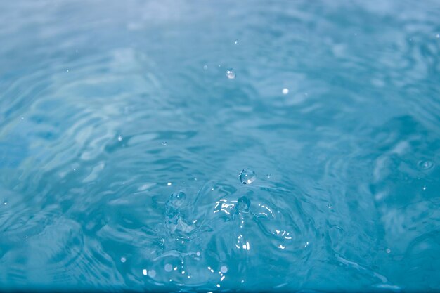 Foto a água azul parece fresca com bolhas e água