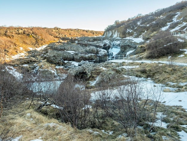 A água da cachoeira de Barnafoss torna-se cristal de gelo na temporada de inverno na Islândia