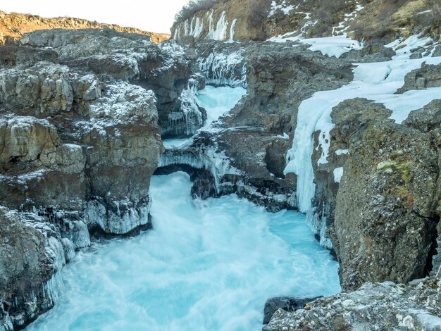 A água da cachoeira de barnafoss torna-se cristal de gelo na temporada de inverno na islândia