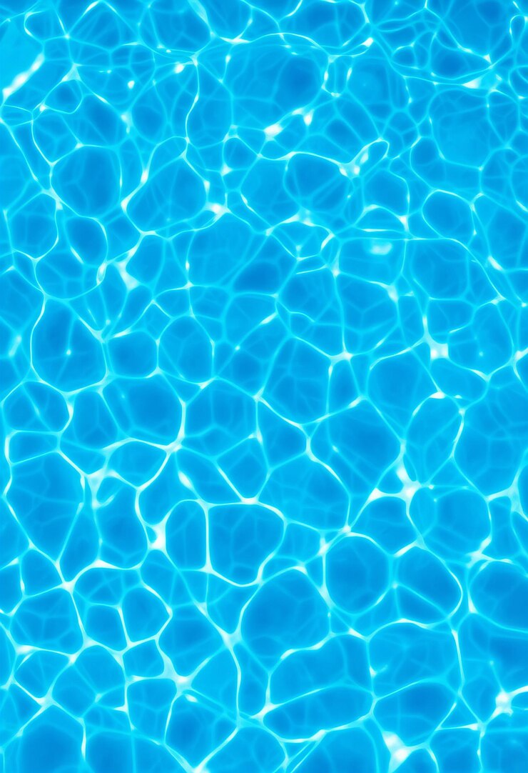 Foto a água da piscina é azul.
