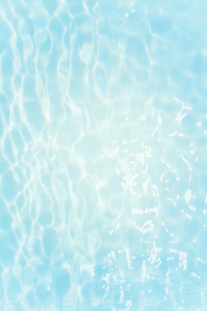 A água da piscina é de cor azul.