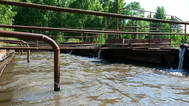 A água dos tubos flui para o tanque.