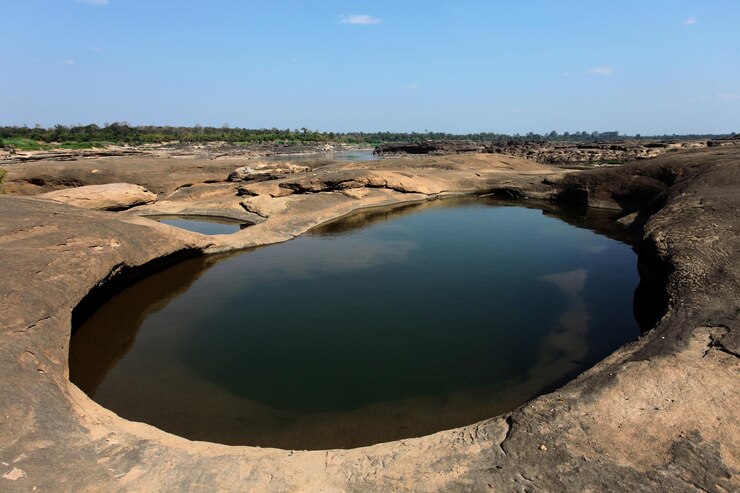 A água é uma piscina natural que fica na rocha.