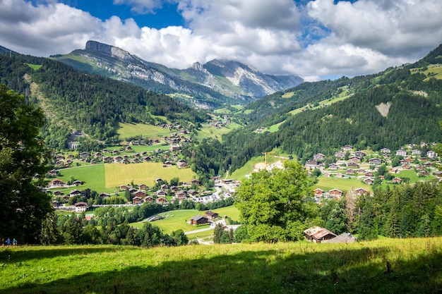 A aldeia GrandBornand e as montanhas ajardinam a França