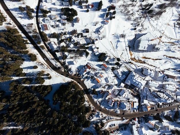 A aldeia montanhosa perto da estância de esqui Kopaonic Sérvia drone vista de cima