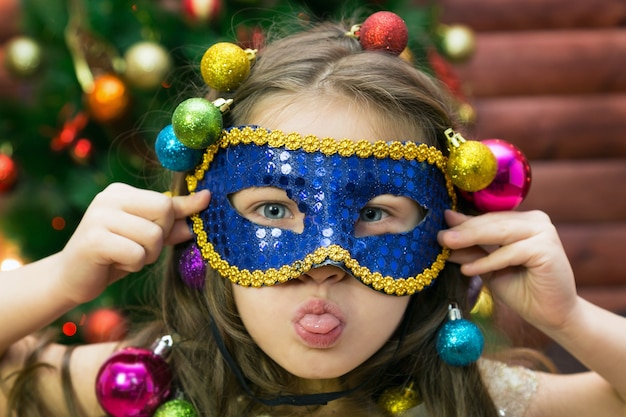 A alegria da menina do feriado de ano novo.