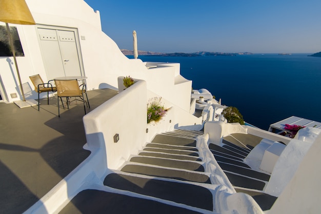 A alguns passos de um quarto de hotel com vista para o mar e a cidade de Oia, Santorini.