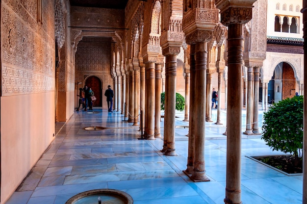 A Alhambra em Granada Espanha colunas decoradas