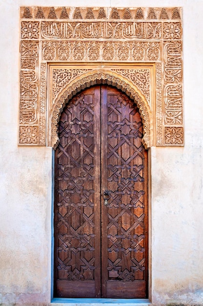 A Alhambra em Granada Espanha Porta cinzelada e decorada