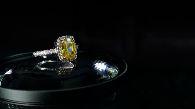 A aliança de casamento é um anel de ouro decorado com diamantes