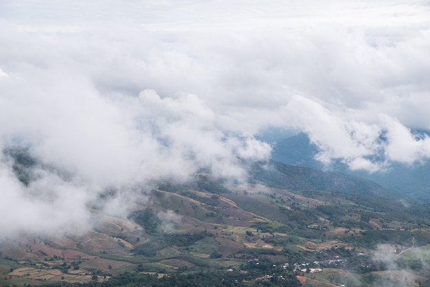 A alta montanha está cobrindo com a maior parte nublado.