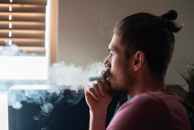 A alternativa ao tabagismo, jovem macho com vapor de charuto eletrônico