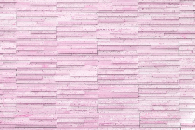 A alvenaria de fundo da parede é uma telha de tijolos longos e estreitos, cor pastel moderna, cereja rosa clara